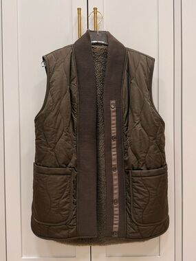 Varley Covey Sherpa Reversible Quilt Gilet in Brown